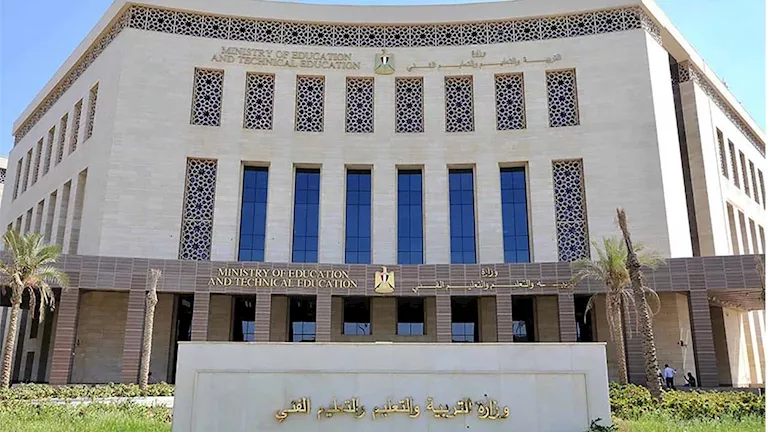 "التعليم" تحسم الجدل قبل الدراسة.. حظر الكتب والمناهج غير المعتمدة داخل المدارس